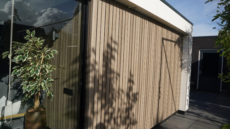 VinyPlus Quattro Paneel in vergrijsd Redcedar op schuurwand