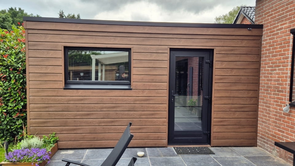 Buitenmuur bekleed met VinyPlus Rondkantpaneel in Turners eiken bruin