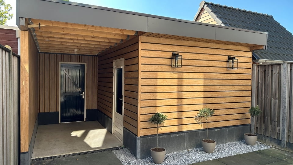 VinyPlus Sponningdeel in Turners eiken Shadow op veranda en berging
