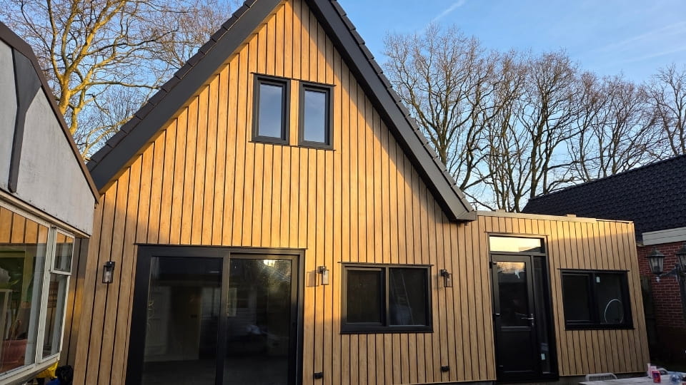 Woninggevel bekleed met VinyPlus Sponningdeel in Turners eiken Shadow