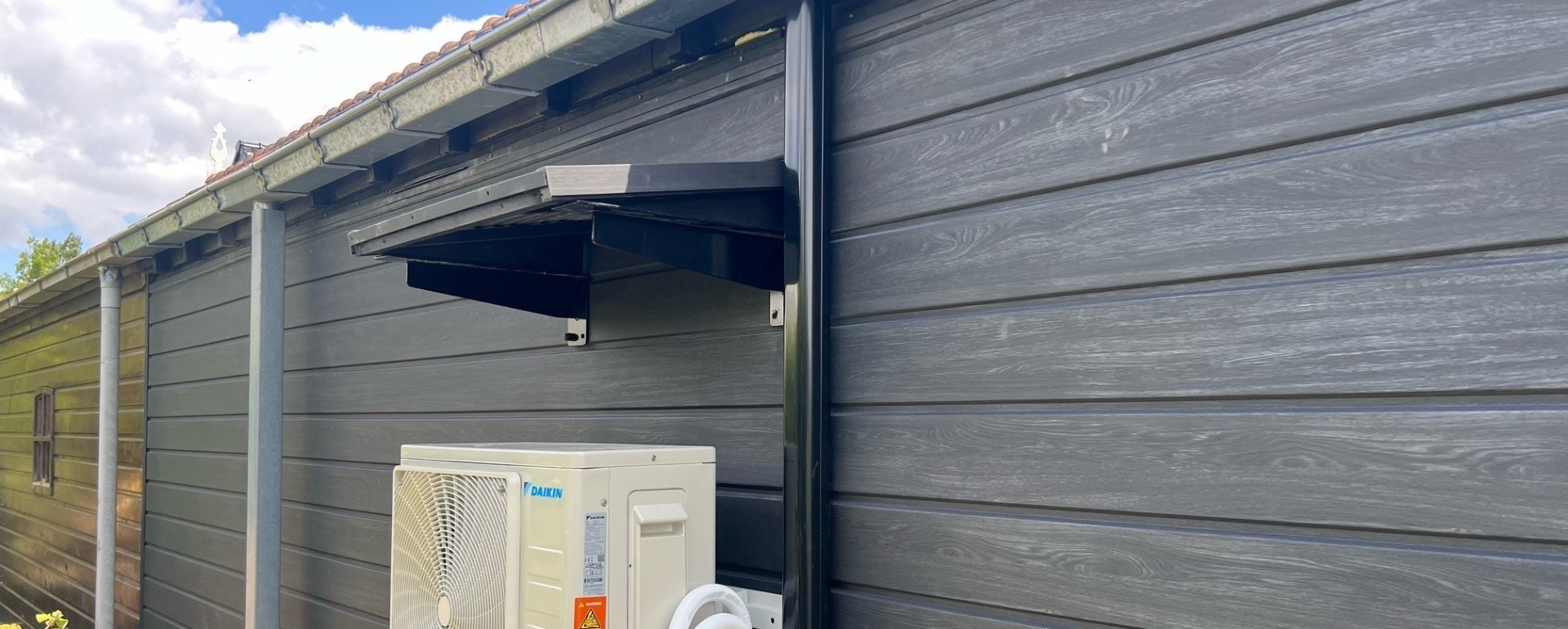 Rabatdelen in het zwart gemonteerd aan de garage